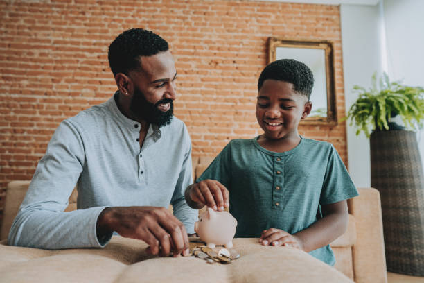 Holiday Budgeting Tips for Families: Fun Ways to Teach Kids About Money, Saving, and Smart Spending This Festive Season